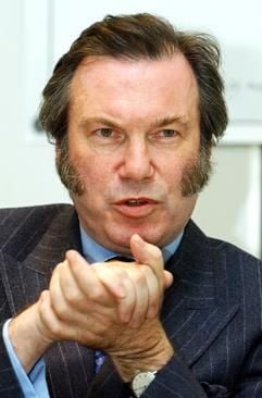 Der britische Regisseur David Pountney, neuer Intendant der Bregenzer Festspiele, beantwortet bei einer Pressekonferenz in Zürich die Fragen von Journalisten (Archivfoto vom 26.05.2004). Wenn sich in wenigen Wochen auf der gigantischen Seebühne der imaginäre Vorhang zum Musical «West Side Story» hebt, beginnt eine neue Ära der traditionsreichen Bregenzer Festspiele. Der neue britische Intendant David Pountney, 1947 in Oxford geboren, bestreitet seine erste Saison in der österreichischen Bodensee-Metropole. (Foto: dpa)