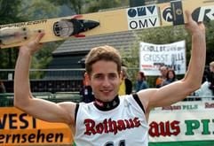 Der Österreicher Wolfgang Loitzl in Siegerpose nach seinem Sieg am Sonntag (07.08.2005) beim Sommer-Grand-Prix der Skispringer in Hinterzarten im Schwarzwald (Kreis Breisgau-Hochschwarzwald). (Foto: dpa)