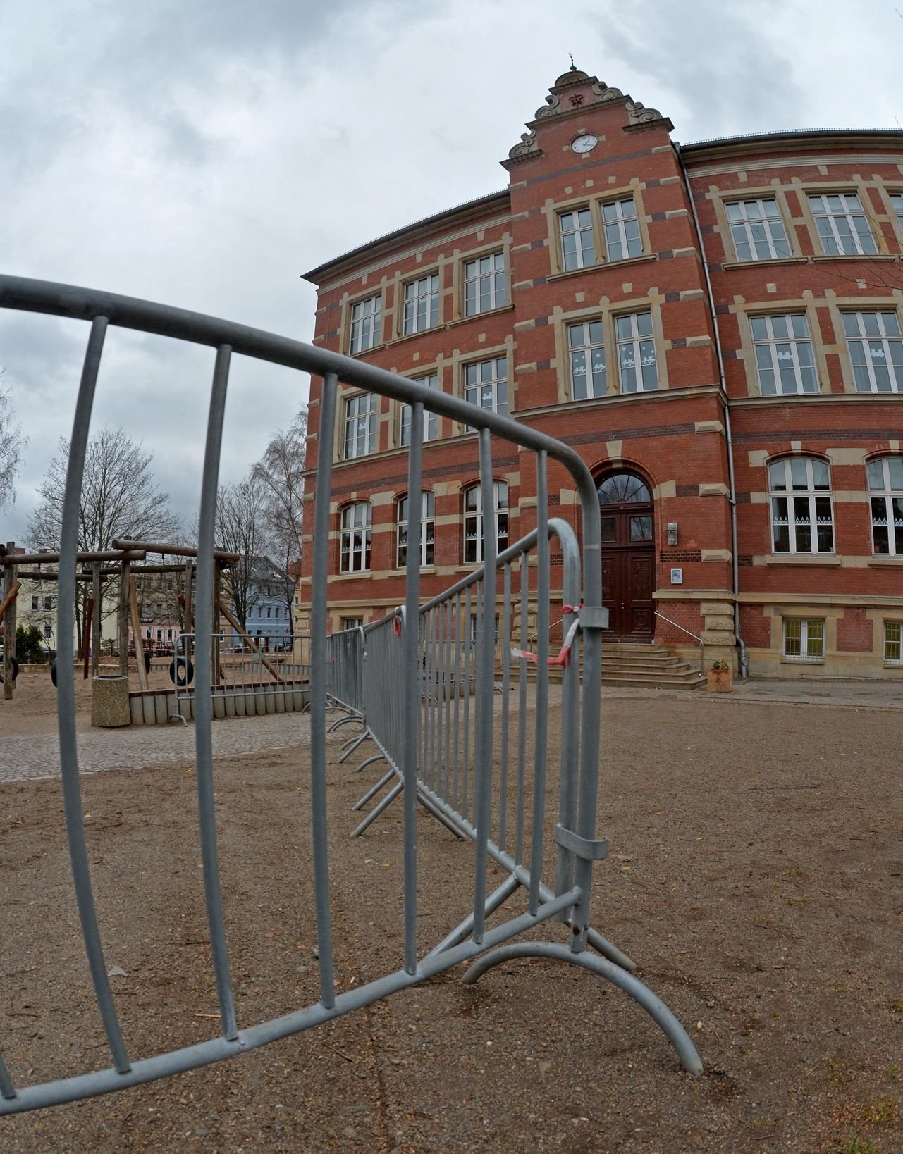 Derzeit wird das Fundament für ein Spielgerät gebaut. Kommen Container und Mensa dazu, kann es auf dem Schulhof der Grundschule Staßfurter Höhe eng werden.