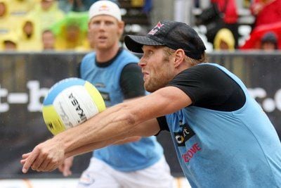Jonas Reckermann (l.) und Julius Brink sind bei der Beachvolley-EM in Sotschi im Halbfinale am österreichischen Team gescheitert. (FOTO: DPA)