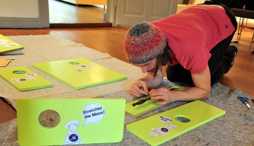 Fädelt mit Angelsehne: Designer Florian Rühle aus Potsdam.