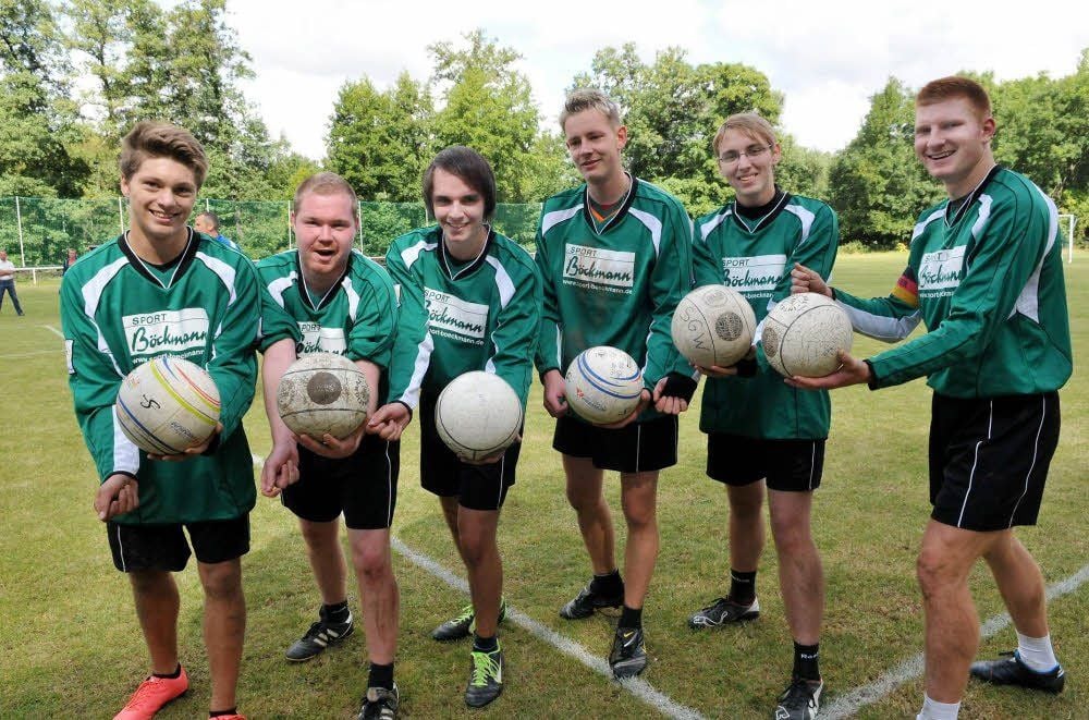 Von links nach rechts: Marcus Lochmann, Gunther Heitmüller, Fabian Donalies, Kevin Kollewe, Thomas Wieden und Mannschaftskapitän Christopher Schmidt bilden das Faustball-Herrenteam der SG Chemie Zeitz. Seit 2012 mischen sie das Bundesland Sachsen gehörig auf.