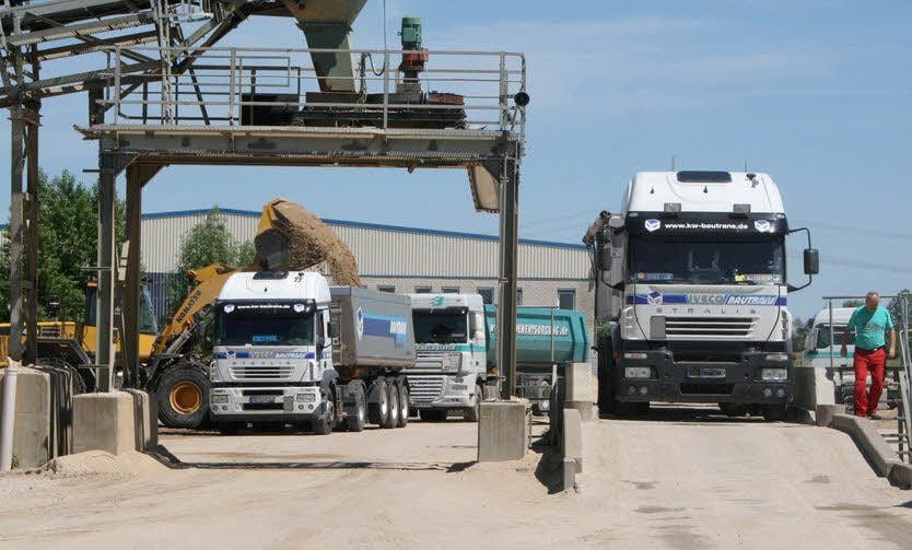 Lkw’s werden im Kieswerk Löberitz beladen und gewogen.