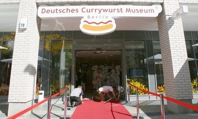Die Ausstellung über die «Kultikone Currywurst» mit vielen Geschichten in Bild, Schrift und Ton wird am 15. August 2009 eröffnet. (FOTO: DPA)