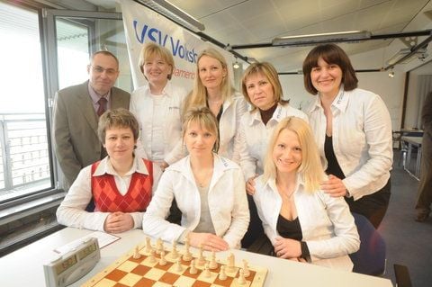 Das Team des USV Volksbank Halle aufgenommen im März 2010. Von vorn Tatiana Melamed, Tatiana Kononenko, Anna Sharevich; hinten Teamchef Jürgen Lutter, Jordanka Belic, Claudia Eckhardt, Ildiko Madl und Natalia Straub (jeweils von links). (FOTO: ANDREAS LÖFFLER)