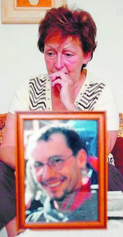 Noch heute kommen Monika Melzer die Tränen, wenn sie an ihren in Halle verunglückten Sohn Holger denkt. Er starb, als am 26. September 1997 ein Fallschirmspringer in die Menge wartender Fußballfans vor dem halleschen Stadion stürzte. Fallschirmspringer sollten den Fußball auf den Rasen bringen. Bei einem von ihnen öffnete sich der Schirm nicht, er selbst und drei Zuschauer kamen ums Leben.