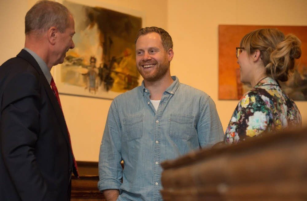 Heiko Mattausch (Mitte) im Gespräch mit Quedlinburgs Oberbürgermeister Eberhard Brecht während der Ausstellungseröffnung in der Blasiikirche.