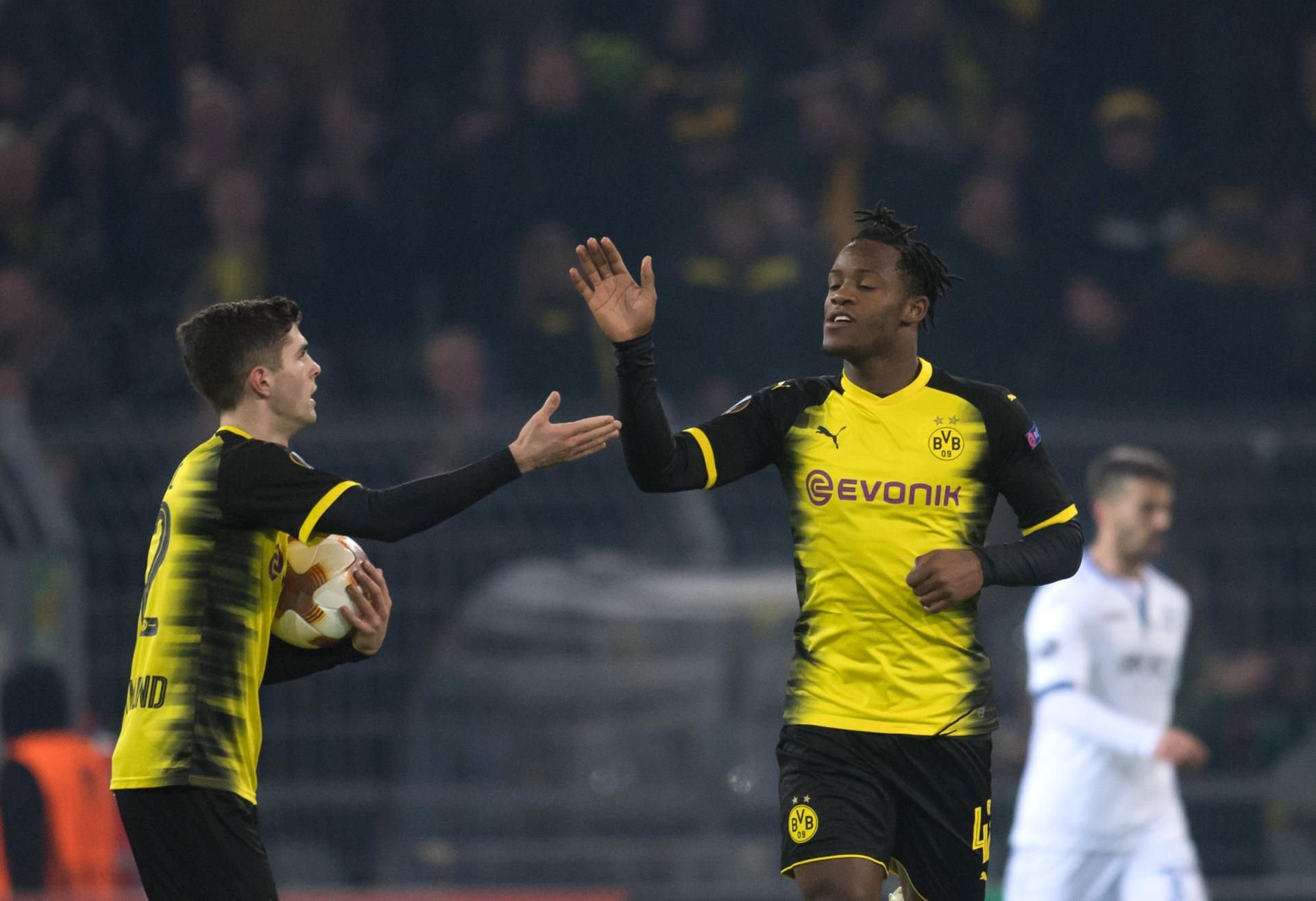 Dortmunds Michy Batshuayi (r) jubelt mit Christian Pulisic über seinen Treffer zum 2:2.