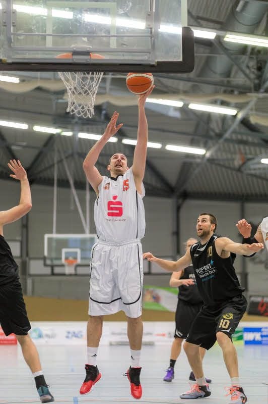 Auf Ljubisa Markovic (am Ball) und die Aschersleben Tigers kommt Schwerstarbeit zu.