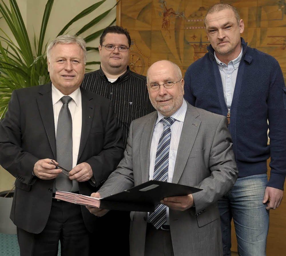 DRHV-Präsident Thomas Zänger (vorn) kann zufrieden sein: Sponsor DVV bleibt an Bord, mit Sven Leisegang (rechts) hat der neue Trainer für die kommende Saison auch unterschrieben.