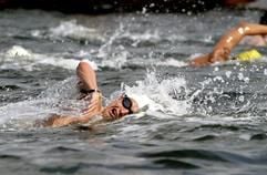 Alexander Studzinski hat zum Abschluss der Langstrecken-Weltmeisterschaft der Schwimmer in Dubai eine weitere deutsche Medaille nur um 3,7 Sekunden verfehlt. Der Würzburger kam am Donnerstag über 25 km nach 5:08:03,4 Stunden als Vierter ins Ziel. (Foto: dpa)