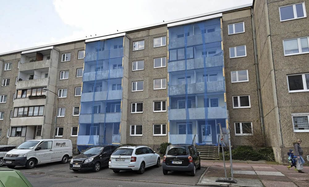 Die Netze sollen Vögel am Nestbau hindern, denn Ende Mai sollen die Muldstraße 70 und 72 abgerissen werden.