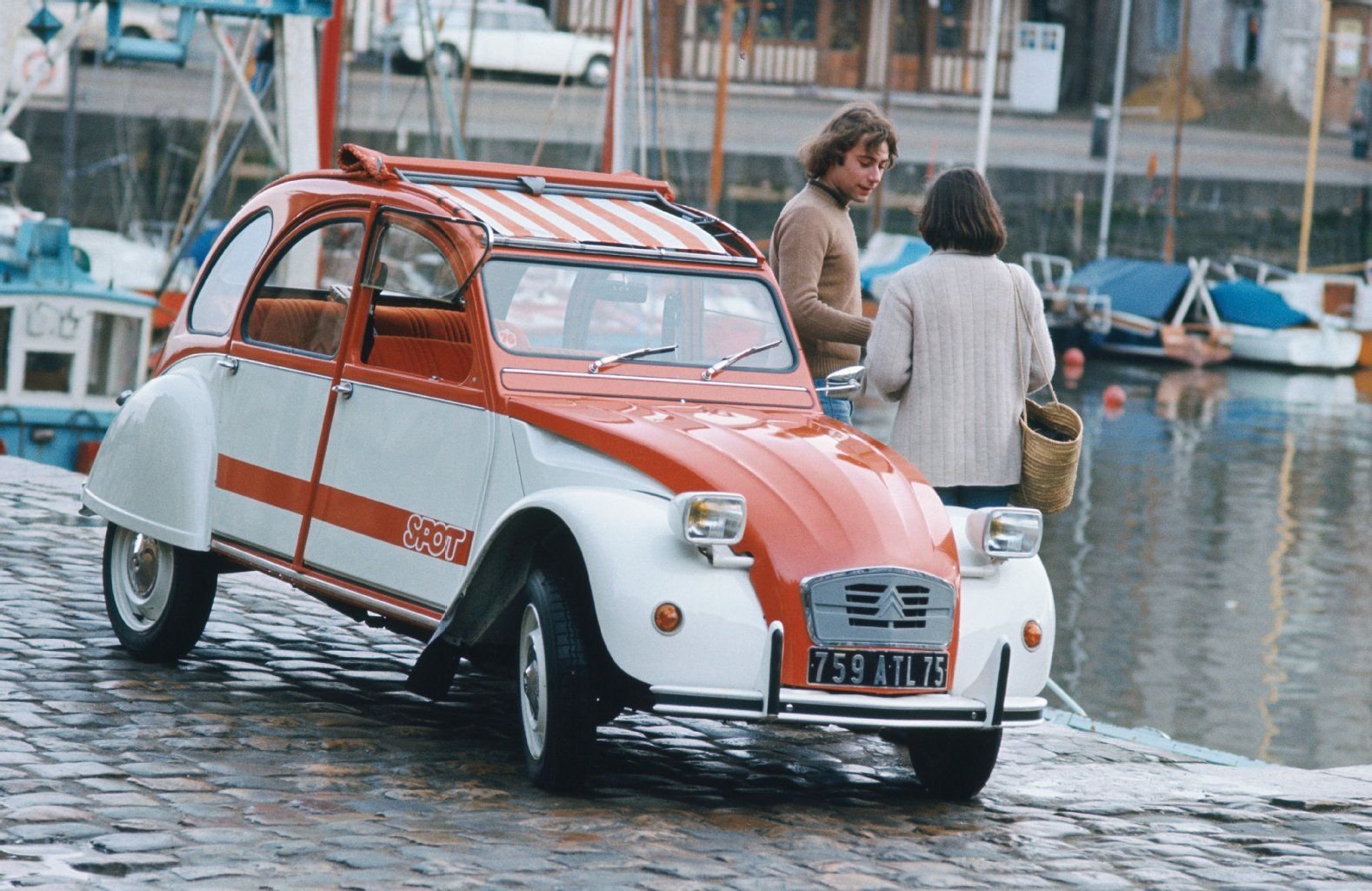 Wer nicht gerade ein eingefleischter Autofan ist, dem wird Citroën 2CV weit weniger sagen, als einfach nur „Ente“.