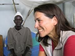 Tagesthemen-Moderatorin Anne Will (r) besucht am Donnerstag (18.08.2005) in Rumbek (Südsudan) Patienten in einem von den Maltesern geführten Krankenhaus für Tuberkulose- und Leprakranke. (Foto: dpa)