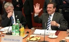 Bundeskanzler Gerhard Schröder (r) und Außenminister Joschka Fischer sitzen am Freitag (12.12.2003) zu Beginn der 1.Arbeitssitzung der Regierungskonferenz am Verhandlungstisch. Im Kampf um Macht und Einfluss in der erweiterten Europäischen Union geben sich die Kontrahenten weiter kompromisslos. (Foto: dpa)