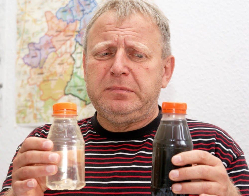 Bürgermeister Uwe Kraneis zeigt die Proben aus dem Gänsebach, die ihm Bürger gebracht haben und die nun analysiert wurden.