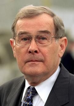 Der Historiker Eberhard Jäckel feiert am 29.06.2004 seinen 75. Geburtstag (Archivfoto vom 19.06.1999). Eberhard Jäckels Leben ist ein Blick zurück. Die Wissenschaft um Hakenkreuz und Reichsadler hat den Hitler-Historiker begleitet, beschäftigt und berühmt gemacht. Und seine Kenntnis um das Grauen vergangener Zeiten nutzt der Wahl-Stuttgarter mit moralischem Anspruch und warnend gehobenem Finger wie kaum ein anderer, um seine Zeitgenossen aus der Geschichte lernen zu lassen. (Foto: dpa)