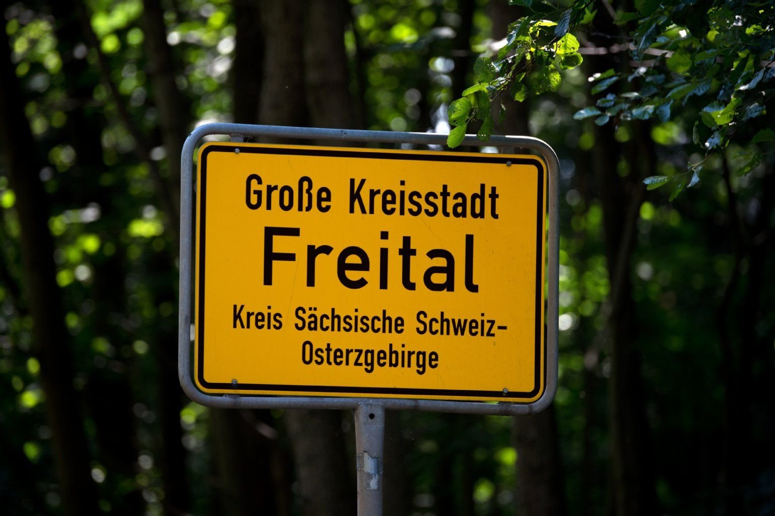 Das Ortseingangsschild der Großen Kreisstadt "Freital"