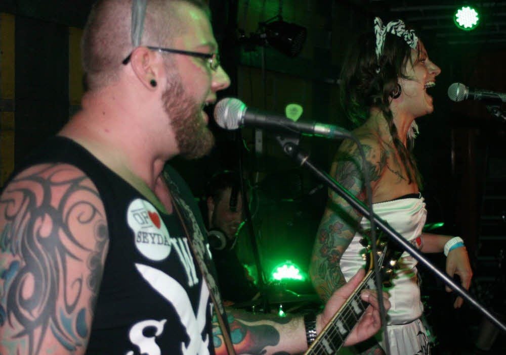 Die Gruppe „Organic Fat“ aus Berlin mit ihrer röhrenden Sängerin Steff markierte den Höhepunkt der siebten Tierpark-Rocknacht.
