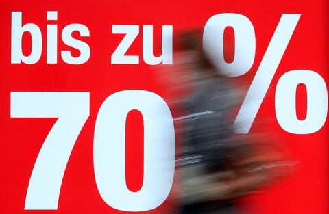 Bis zu 70 Prozent Rabatt verspricht eine Werbetafel. (FOTO: DPA)