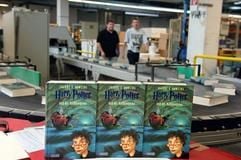 Die neuen Bücher «Harry-Potter und der Halbblutprinz» in der Großdruckerei Clausen & Bosse in Leck (Kreis Nordfriesland). Der neue Band liegt zum 1. Oktober auf den Ladentischen. (Foto: dpa)