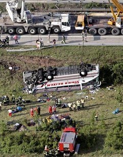 Rettungskräfte bergen Unfallopfer aus einem Reisebus an der Autobahn 14 bei Könnern in Sachsen-Anhalt (Archivfoto vom 18.06.2007). Ein Jahr nach dem tragischen Busunglück ist der Alltag zumindest äußerlich in die Gemeinde Hopsten zurüchgekeht. (Foto: dpa)