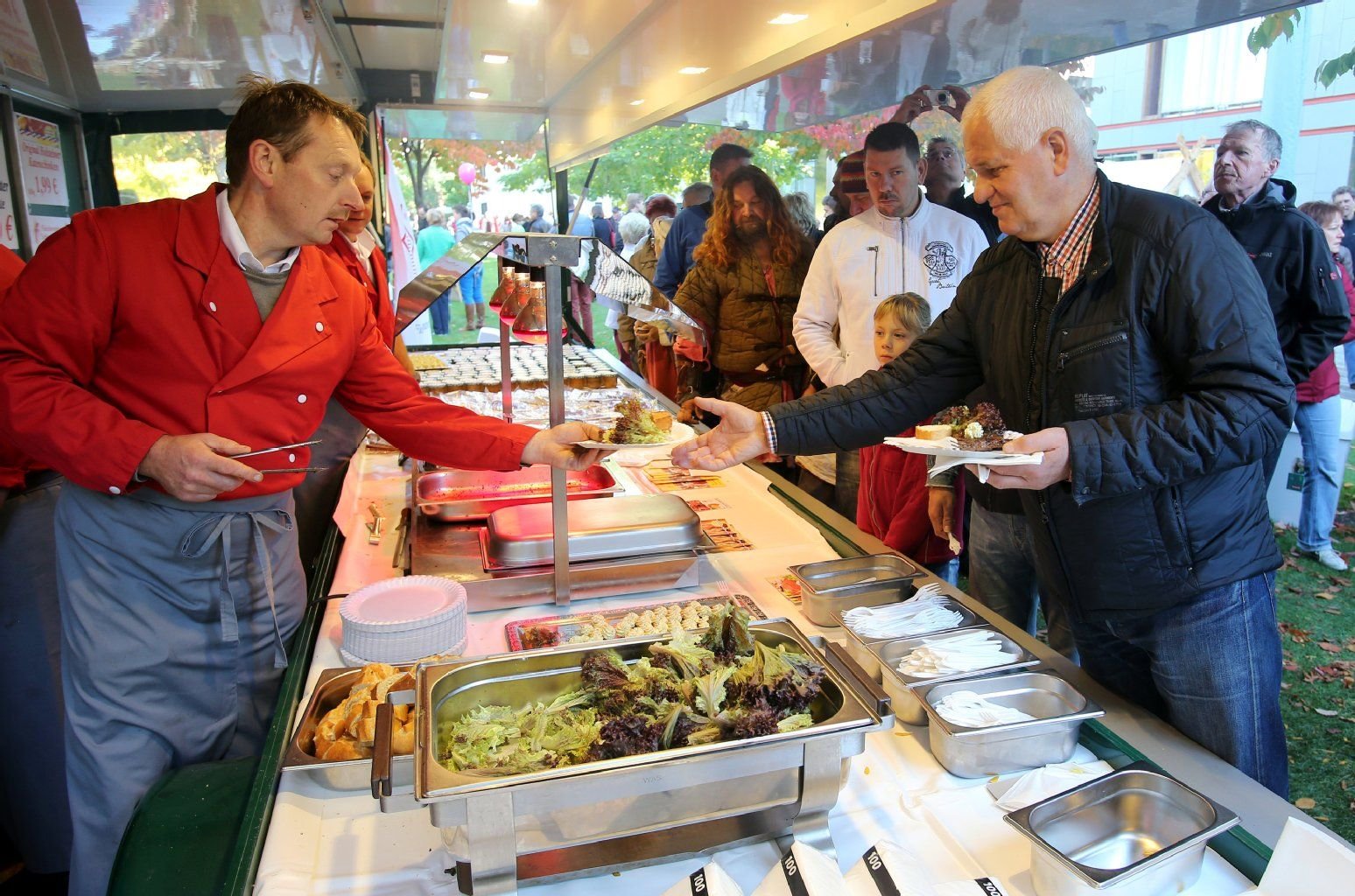 Menschen probieren in der Landesvertretung von Niedersachsen in Berlin kulinarische Köstlichkeiten und genießen den Tag der offenen Tür der Landesvertretungen in den Ministergärten. Beteiligt sind Schleswig-Holstein, Niedersachsen, Hessen, Saarland, Mecklenburg-Vorpommern, Rheinland-Pfalz und Brandenburg.