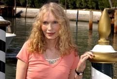 Die US-amerikanische Schauspielerin Mia Farrow posiert für die Fotografen bei ihrer Ankunft am Lido von Venedig (Archivfoto vom 08.09.2004). (Foto: dpa)