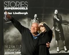 Starfotograf Peter Lindbergh (l.) posiert mit dem Fotomodel Nadja Auermann vor dem Lindbergh-Foto «Invasion 2000» der Ausstellung «STORIES - Supermodels» in der Ludwig-Galerie Schloss Oberhausen. (Foto: dpa)
