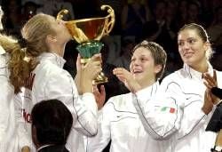 Den WM-Pokal küsst die italienische Spielerin Anna Vania Mello (l) bevor sie die Trophäe an ihre Mitspielerinnen Eleonora Lo Bianco (M) und Francesca Piccini am Sonntag (15.09.2002) in der Berliner Max-Schmeling-Halle weiterreicht. Im Finale der Volleyballball-WM der Frauen besiegte Italien die USA in fünf Sätzen. dpa/lbn