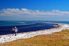 Wo die Hexe ihre Steine ins Wasser schüttete: Der Ostzipfel der Insel Sejer setzt sich unter dem Meeresspiegel als Sandbank und Riff fort. (Foto: dpa)