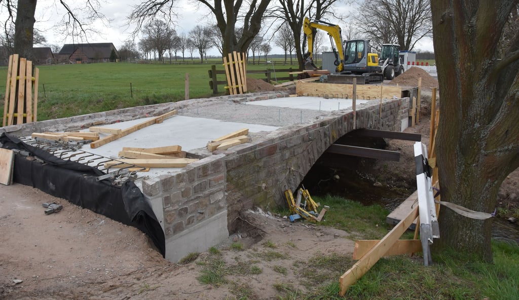 Die Sandsteinbrücke bei Zillbeck wird saniert. Die kleine Überführung ist etwa 100 Jahre alt.