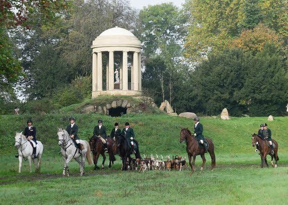 Eine Schleppjagd, wie sie heute im Dessau-Wörlitzer Gartenreich Tradition ist.
