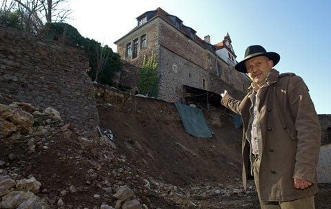 Der Schlossherr des Schloss Scharfenberg, Gert Lippold, steht auf einem Schotterberg einer Bruchstelle der Schlossmauer, die bis zum Fundament des Schlosses reicht. Imposante 20 Meter lang, zehn Meter hoch, umfasste sie die Nordwestseite des Schlosses. (FOTO: DPA)