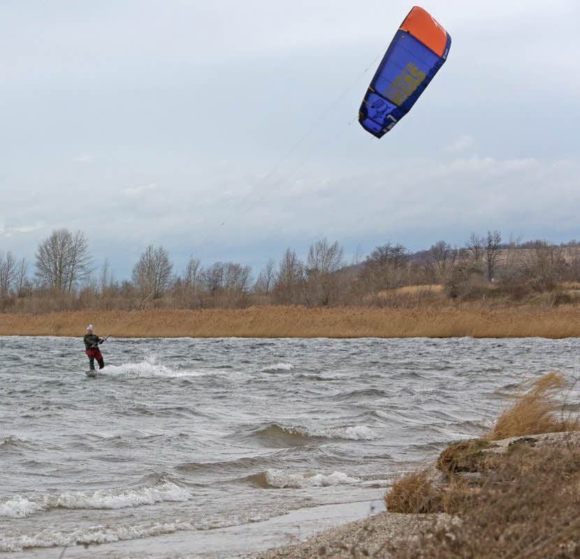 Ein Kitesurfer auf dem Geiseltalsee