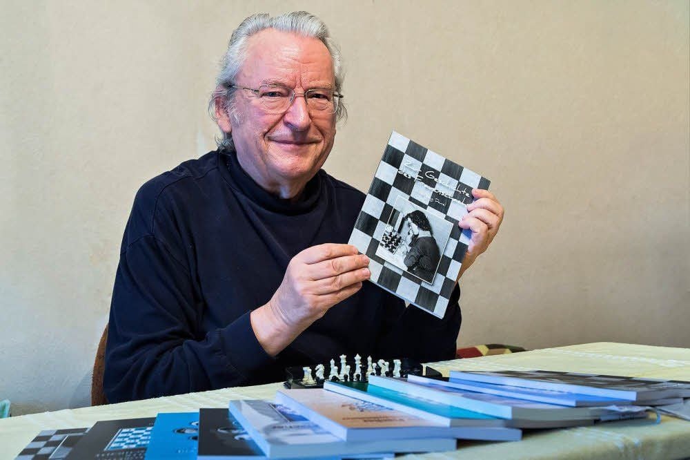In seinem Buch „Zur Geschichte des Frauenschachs“ erinnert Wolfgang Daniel auch an die vergessene Schachmeisterin Ursula Höroldt aus Mücheln, die auf der Titelseite abgebildet ist.