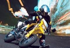Leicht und wendig - Supermotos erlauben durch ihr geringes Gewicht und ihren niedrigen Schwerpunkt enorme Schräglagen in Kurven. (Foto: dpa)