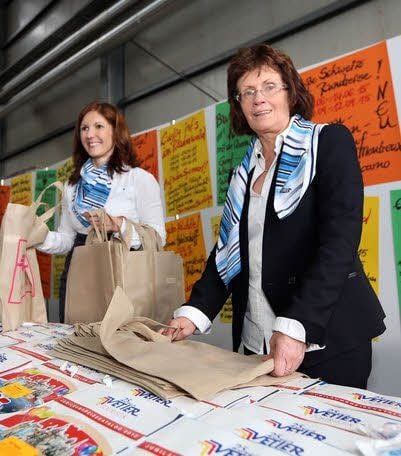 Kristin und Birgit Vetter (r.) verteilten am Eingang den neuen Katalog.