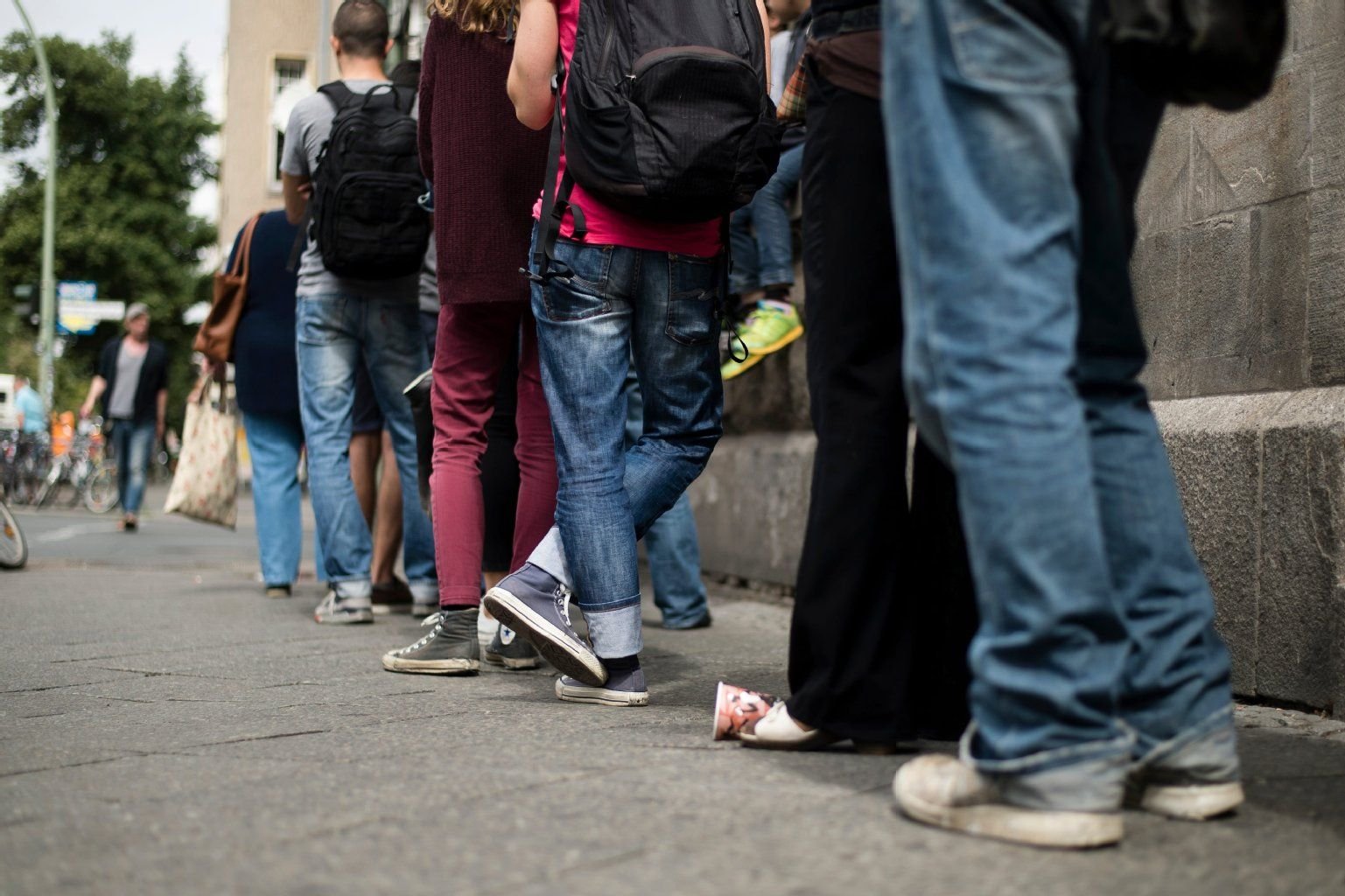 Berliner warten vor dem Bürgeramt in der Sonnenallee in Berlin-Neukölln.