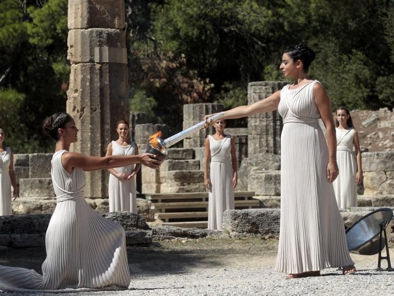 Im griechischen Olympia ist das olympische Feuer für die Winterspiele 2014 in Sotschi entfacht worden.