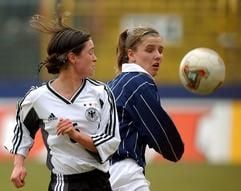 Während des EM-Qualifikationsspieles der Frauen-Fußball-Nationalmannschaft gegen Schottland im Potsdamer Karl-Liebknecht-Stadion kämpfen Renate Lingor (l) und die schottische Nationalspielerin Michelle Barr um den Ball. (Foto: Ralf Hirschberger dpa)
