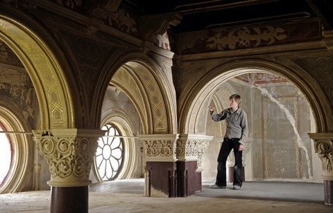 Restauratorin Anja Sichardt steht im Residenzschloss in Weimar beim Festigen von Farbschollen im Deckenbereich der Schlosskapelle. (FOTO: DPA)