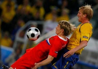 VfB Stuttgart hat den Russen Roman Pawljutschenko (li.) im Blick. (FOTO: DPA)