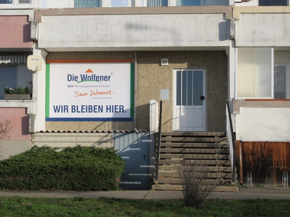 Die Plakate der WGW an den Hauseingängen