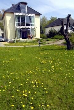 Auf dem Grundstück des ehemligen Wohnhauses der Schriftstellerin Brigitte Reimann («Franziska Linkerhand») steht der 1999 eröffnete Neubau des Literaturhauses Neubrandenburg. (Foto: dpa)