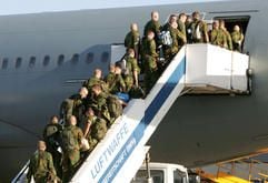 Bundeswehrsoldaten und ihre niederländischen Kollegen steigen am Sonntag (16.07.2006) auf dem militärischen Teil des Flughafens Köln/Bonn in einen Airbus der Luftwaffe. (Foto: dpa)