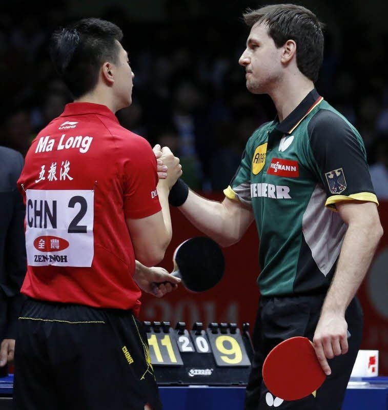 Timo Boll (r.) muss nach seiner klaren Auftaktniederlage Ma Long gratulieren.