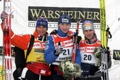 Der Finne Hannu Manninen (M) freut am Donnerstag (30.12.2004) während der Siegerehrung beim Weltcup der nordischen Kombinierer im thüringischen Oberhof. Zweiter wurde der Deutsche Ronny Ackermann (l). Dritter wurde der Österreicher Felix Gottwald. (Foto: dpa)