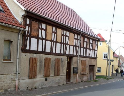 Die Jenaer Burschenschaft «Normannia» soll nach Erkenntnissen des Thüringer Innenministeriums auch das «Braune Haus» Jena, langjähriger Sitz des NPD-Kreisverbandes, genutzt haben. (FOTO: DPA)