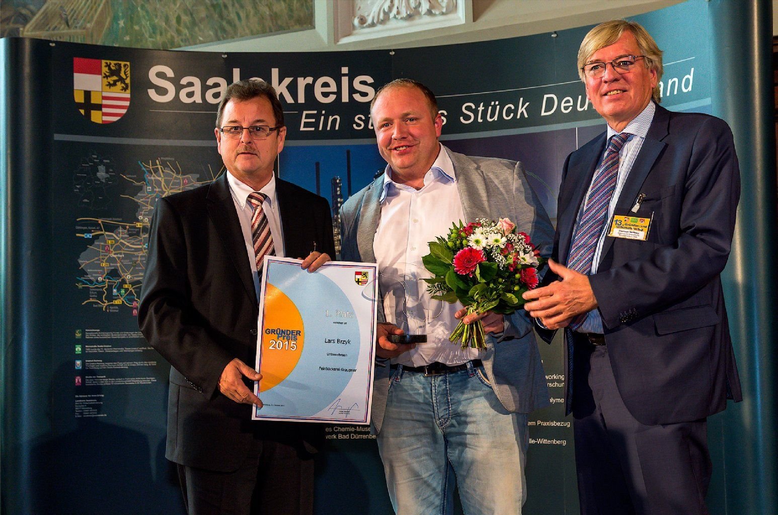 Im Rahmen des Unternehmertags in Merseburg wurden ausgezeichnet (v.l.): Landrat Frank Bannert, Sieger Lars Brzyk (Inhaber Feinbäckerei Graupner) und Wissenschafts- und Wirtschaftsminister Hartmut Möllring.
